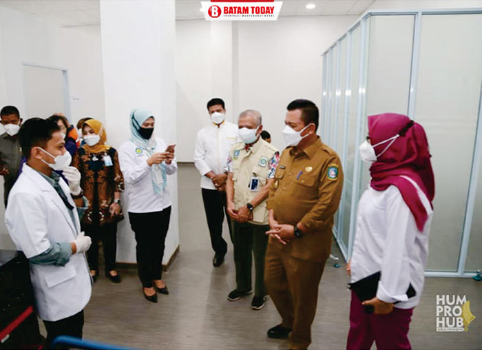 Gubernur Kepri saat menyapa peserta Vaksinasi Dosis III Tenaga Kesehatan